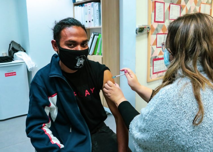 Mahasiswa Indonesia tengah disuntik vaksin Covid-19 di Israel. Foto: Albalad.co