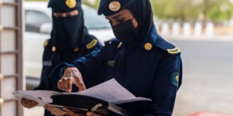 Personel Wanita Pertahanan Sipil Saudi yang Cermat Memantau Jamaah Haji