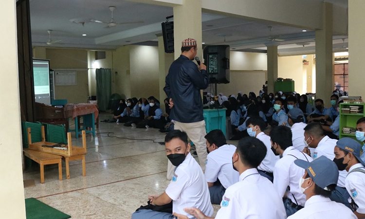 LAZ Al-Aqsha menggelar literasi zakat melalui program Relawan Goes To School pada Jum’at (05/11/21) di Masjid Al-Ashri BSD Tangerang Selatan.